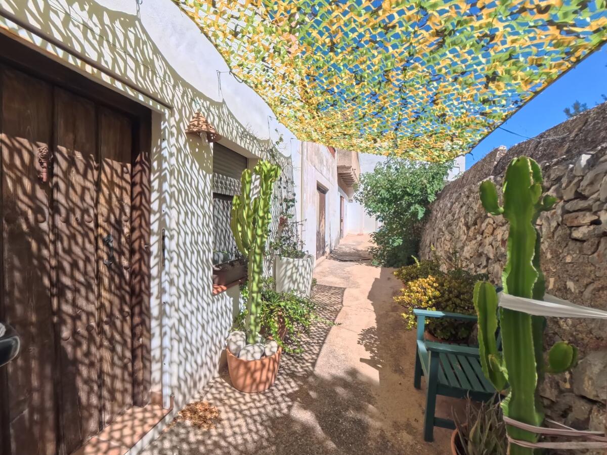 Modern Townhouse with Solar, A/C and Rooftop Patio