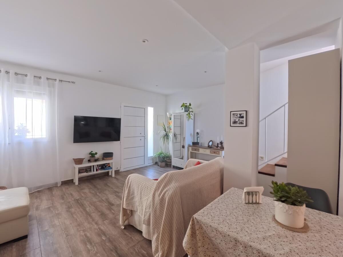 Modern Townhouse with Solar, A/C and Rooftop Patio